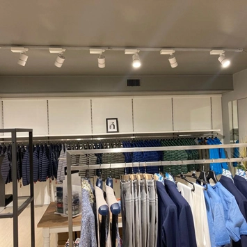 Illuminazione su misura per un negozio di abbigliamento